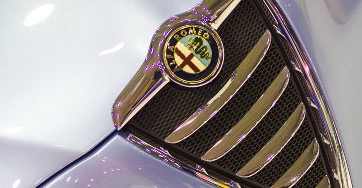 Logo na Alfa Romeo automobilu