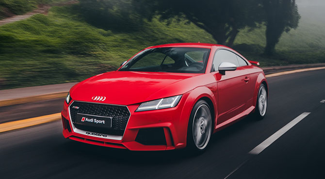 Crveni audi automobil na putu