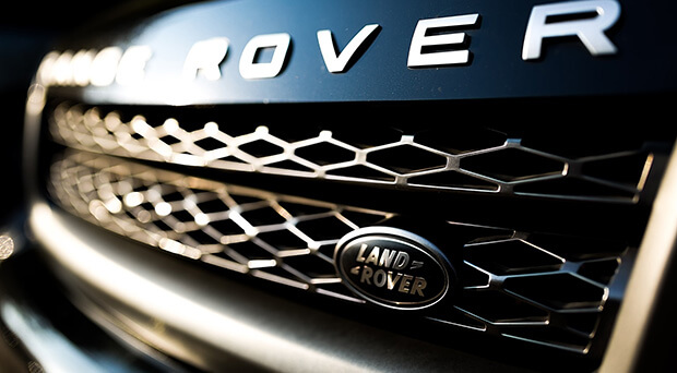 Logo Land Rovera na braniku