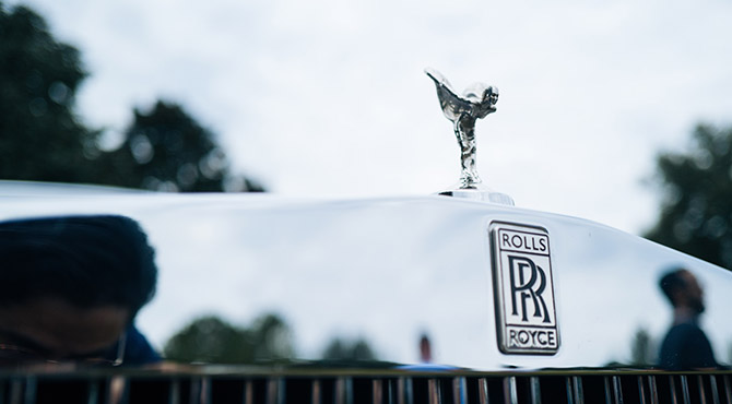 Prikaz prednjeg dela i logoa luksuznog automobila Rolls Royce metalik boje