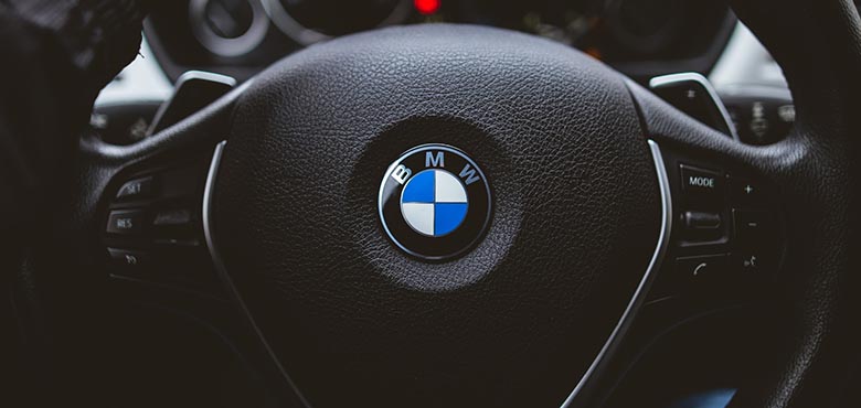 Vizual automobilskog volana i BMW logo na njemu