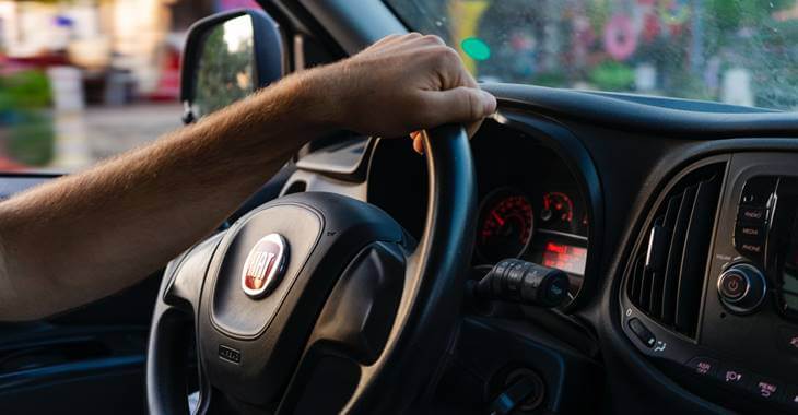 prikaz enterijera i volana automobila Fiat