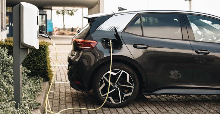 crni električni automobil na punjaču