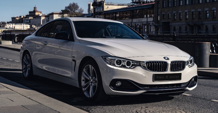 bočni prikaz belog automobila BMW