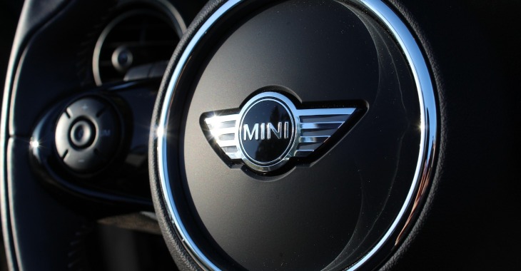 prikaz automobilskog menjača sa logoom kompanije Mini Cooper