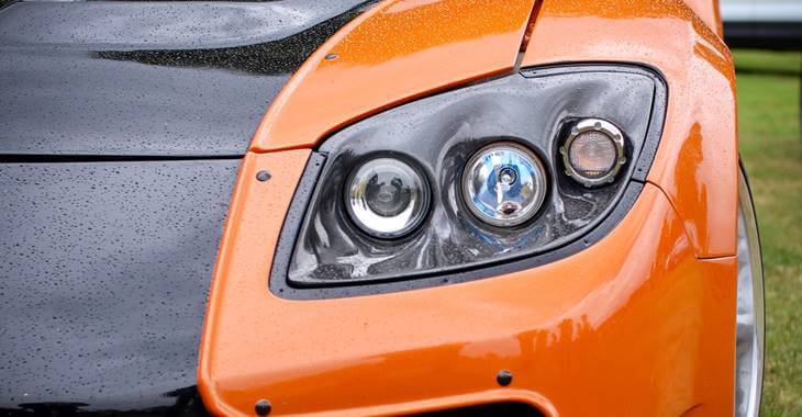 prednji prikaz crno-narandžastog Mazda automobila