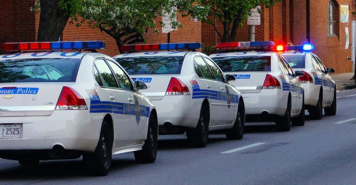 Četri parkirana policijska automobila