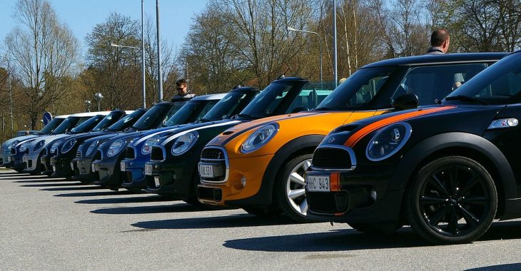 Parking na kome se nalaze mini cooper vozila