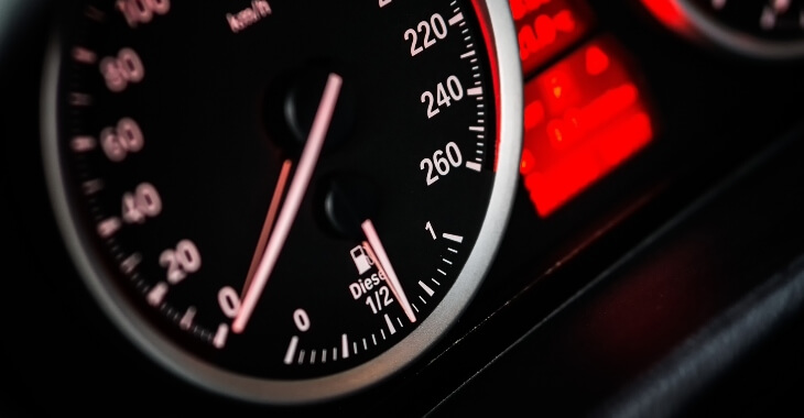 Brzinometar u automobilu