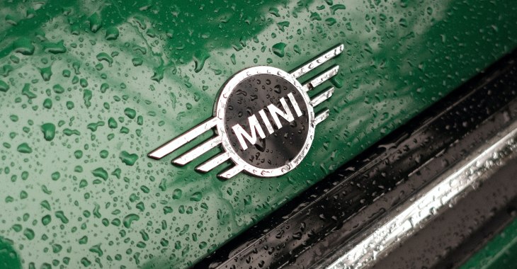 Logo Mini Cooper-a na zelenom autu